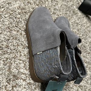 Toms Youth 4.5 Glitter leopard print suede booties